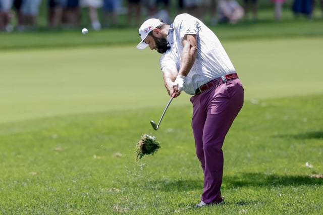Jon Rahm firma su mejor ronda y se mete en la pelea por el Campeonato de la PGA