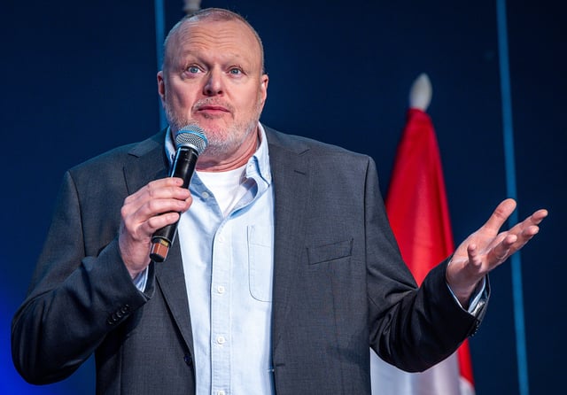Entertainer Stefan Raab spricht bei einem Empfang am Rande des Eurovision Song Contest (ESC) 2025 auf der Bühne.