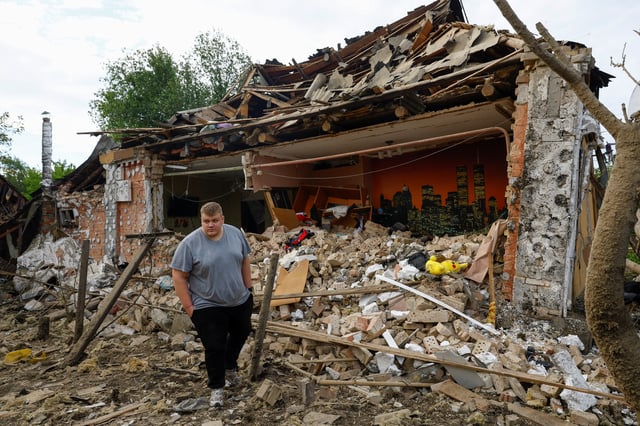 Vadym Tsybenko, 22 ans, à côté de sa maison gravement endommagée par une frappe de drone russe, à l’extérieur de Kyiv, le 18 mai 2025.
