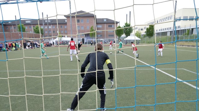 Fußball hinter Knastmauern als Resozialisierungs-Maßnahme