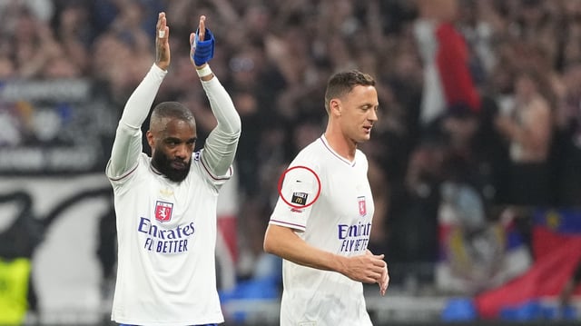 Ligue 1: un joueur de l'Olympique Lyonnais dissimule le logo de la lutte contre l'homophobie