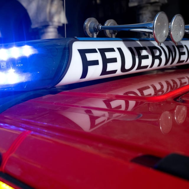 Auto überschlägt sich mehrfach - verletzte Frau muss von Feuerwehr befreit werden