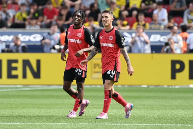 Jeremie Frimpong (l.) bildete in Leverkusen mit Alejandro Grimaldo eine enorm gefährliche Flügelzange.