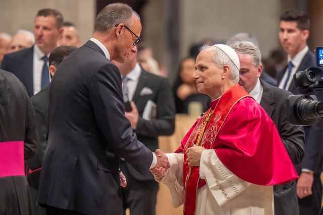 Papst Leo XIV. begrüßt Bundeskanzler Friedrich Merz (CDU) nach seiner Amtseinführung