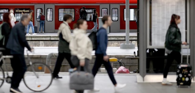 Reisende mit Gepäck am Kölner Hauptbahnhof