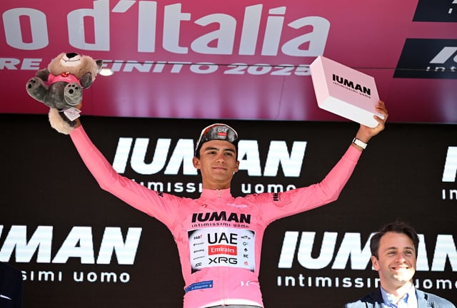 Cycling - Giro d'Italia - Stage 9 - Gubbio to Siena - Italy - May 18, 2025 UAE Team Emirates's Isaac Del Toro celebrates wearing the maglia rosa jersey after stage 9 REUTERS/Jennifer Lorenzini