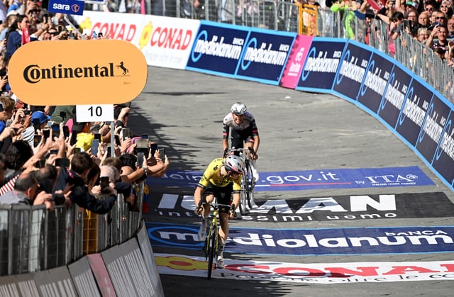 Cycling - Giro d'Italia - Stage 9 - Gubbio to Siena - Italy - May 18, 2025 Team Visma | Lease a Bike's Wout Van Aert in action before winning stage 9 REUTERS/Jennifer Lorenzini