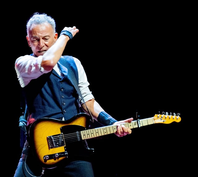 Bruce Springsteen repeated his criticism of President Trump at his second show in Manchester, England.