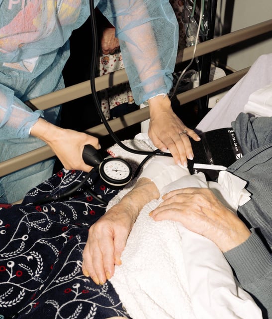 Des soins palliatifs à domicile chez un patient toulousain, le 10 avril 2025.