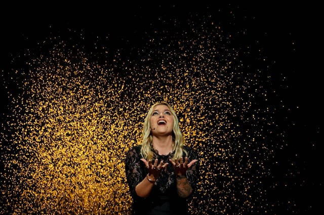 Louane lors de sa performance à la finale de l'Eurovision, samedi 17 mai, à Bâle, en Suisse.