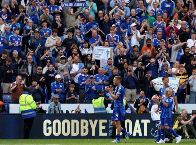 Soccer Football - Premier League - Leicester City v Ipswich Town - King Power Stadium, Leicester, Britain - May 18, 2025   Leicester City's Jamie Vardy with his family during the lap of appreciation after playing his last match for Leicester City REUTERS/Chris Radburn