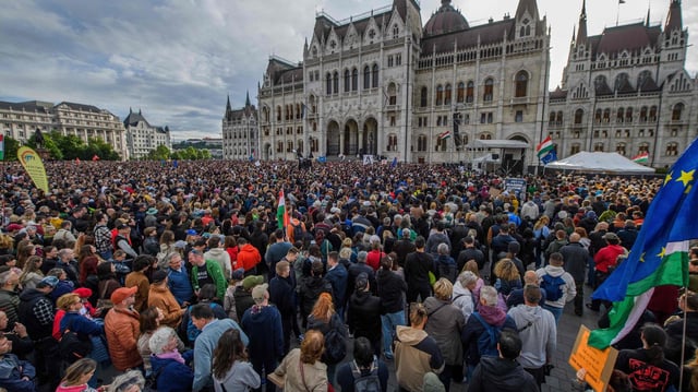 Tausende protestieren vor dem ungarischen Parlament in Budapest.