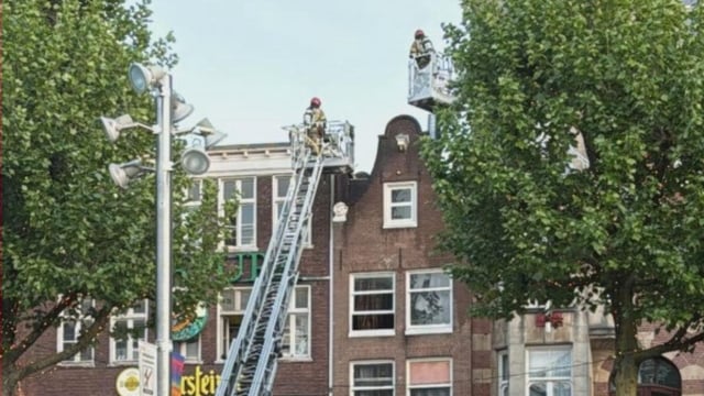 Brand in dak van woning aan Rembrandtplein 