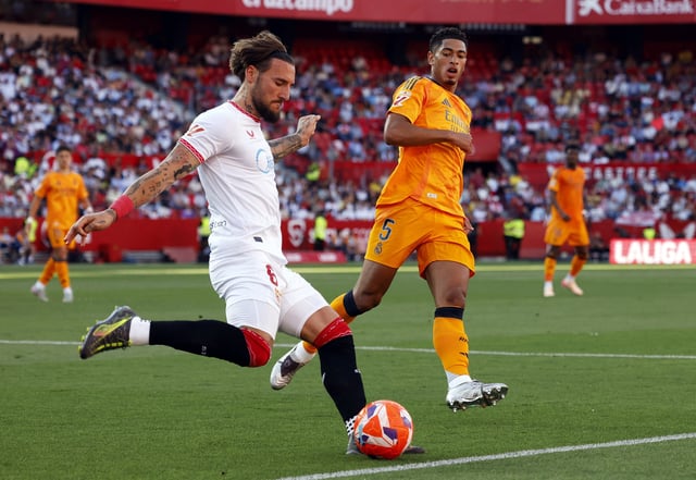 Soccer Football - LaLiga - Sevilla v Real Madrid - Ramon Sanchez Pizjuan, Seville, Spain - May 18, 2025  Sevilla's Nemanja Gudelj in action with Real Madrid's Jude Bellingham REUTERS/Marcelo Del Pozo