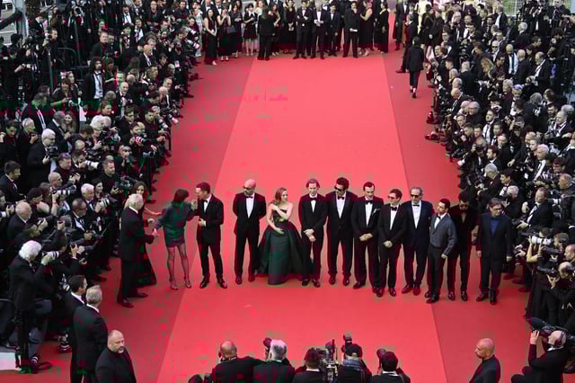 L’arrivée de Charlotte Gainsbourg en bus, la fille de Kate Winslet, le fils de «Schwarzy»... Sensationnelle montée des marches pour le film de Wes Anderson