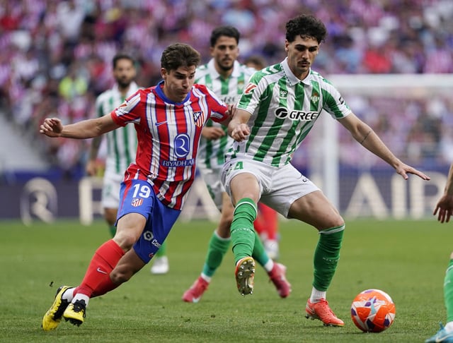 Soccer Football - LaLiga - Atletico Madrid v Real Betis - Metropolitano, Madrid, Spain - May 18, 2025 Atletico Madrid's Julian Alvarez in action with Real Betis' Johnny Cardoso REUTERS/Ana Beltran