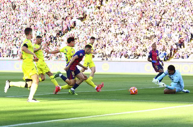 Soccer Football - LaLiga - FC Barcelona v Villarreal - Estadi Olimpic Lluis Companys, Barcelona, Spain - May 18, 2025   Villarreal's Luiz Junior and Sergi Cardona in action with FC Barcelona's Fermin Lopez REUTERS/Albert Gea