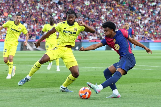 Soccer Football - LaLiga - FC Barcelona v Villarreal - Estadi Olimpic Lluis Companys, Barcelona, Spain - May 18, 2025   FC Barcelona's Alejandro Balde in action with Villarreal's Willy Kambwala REUTERS/Albert Gea