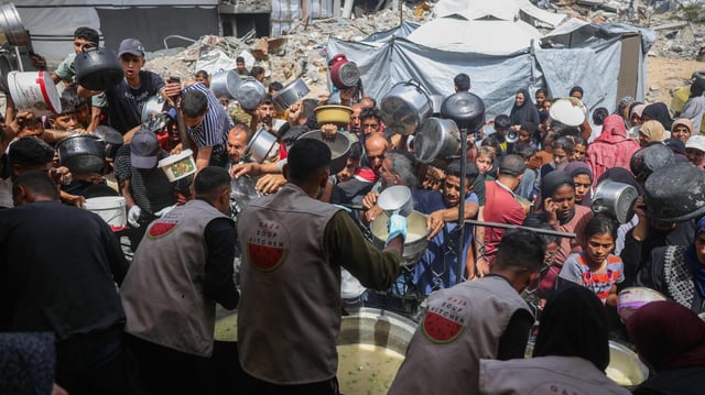 Helfer einer Suppenküche verteilen Nahrung im Gazastreifen.