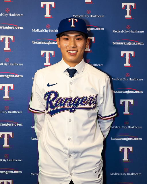 South Korean baseball player Kim Seong-jun poses in his new Texas Rangers uniform after signing with the club at Globe Life Field in Arlington, Texas, on May 18, 2025, in this photo provided by the Rangers. (PHOTO NOT FOR SALE) (Yonhap)
