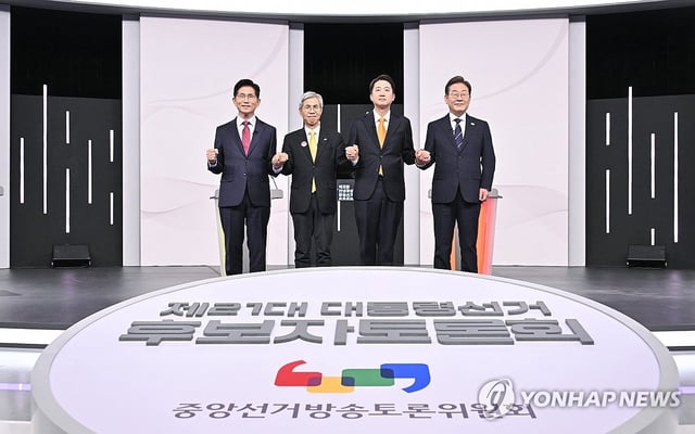 Four presidential candidates -- (From L to R) Kim Moon-soo of the People Power Party, Kwon Young-kook of the minor Democratic Labor Party, Lee Jun-seok of the minor New Reform Party and Lee Jae-myung of the Democratic Party -- pose for a photo ahead of their first televised debate on May 18, 2025. (Pool photo) (Yonhap)