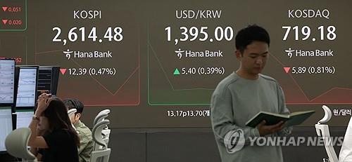 Officials work at a dealing room of Hana Bank in Seoul on May 19, 2025. (Yonhap)