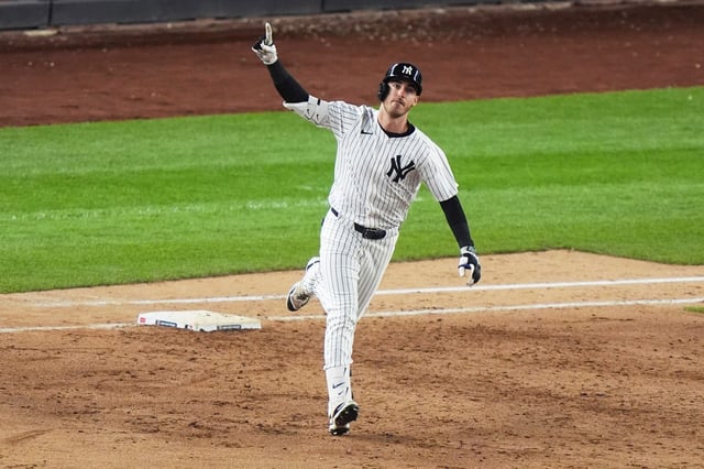 New York Yankees&#39; Cody Bellinger gestures as he runs the bases after hitting a grand slam during the eighth inning of a baseball game against the New York Mets Sunday, May 18, 2025, in New York. (AP Photo/Frank Franklin II)