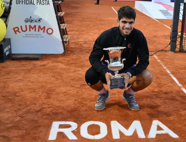 Carlos Alcarez posa
con el trofeo que lo acredita
campeón de Masters 1.000
de Roma. |  R. Ramaccia