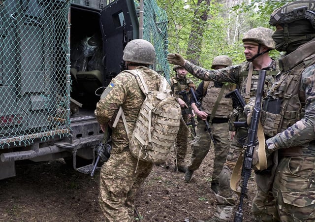 Militares ucranianos, durante un entrenamiento en la zona de Járkov, el pasado sábado.