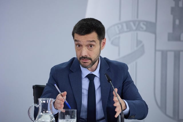 El ministro de Derechos Sociales, Consumo y Agenda 2030, Pablo Bustinduy, durante una rueda de prensa posterior a la reunión del Consejo de Ministros, en el Palacio de La Moncloa, a 15 de abril de 2025, en Madrid (España). El Consejo de Ministros ha autor