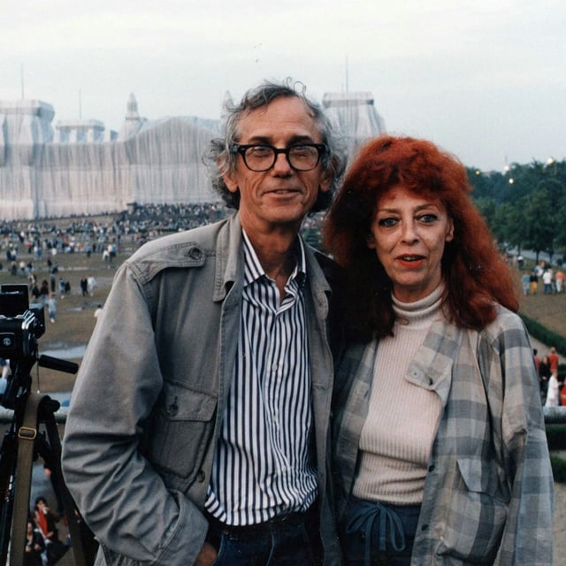 Juli 1995, Berlin: Der Verhüllungskünstler Christo und Jeanne-Claude vor seinem Werk.