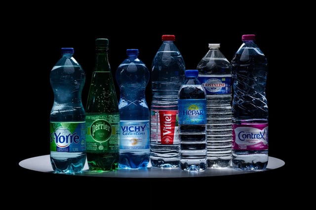 Un rapport sénatorial sur les pratiques des industriels de l’eau minérale en bouteille a été rendu public lundi 19 mai 2025. Photo d’illustration.