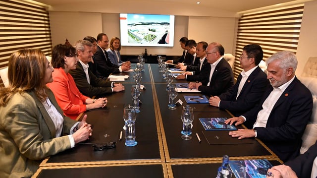 La reunión entre Rueda y directivos de Citic Group, entre ellos Xi Guohua, situado frente al presidente de la Xunta.