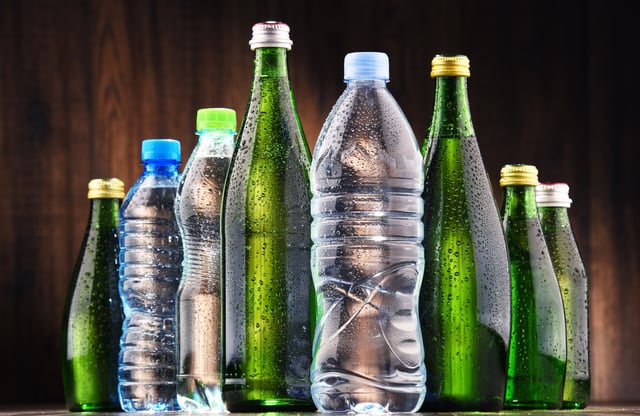 Trois groupes se partagent l’essentiel (60%) du marché: Nestlé (Perrier, San Pellegrino, Vittel...), Danone (Evian, Volvic, La Salvetat, Badoit...), et Sources Alma (Saint-Yorre, Vichy Célestins, Thonon, Cristaline...).