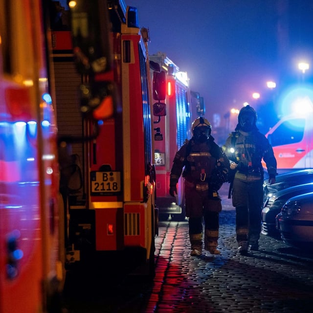 Berliner Feuerwehr bei Löscharbeiten: In Mitte sind zwei Senioren bei einem Wohnungsbrand gestorben.