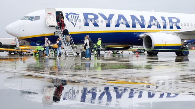 Passagiere verlassen nach der Landung auf Flughafen Lübeck eine Boing 737-800 AS der Fluggesellschaft Ryanair.