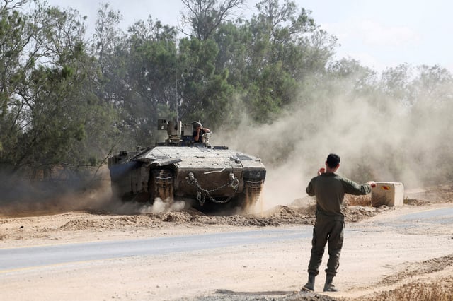 Un véhicule de transport de troupes blindé israélien opère près de la frontière Israël-Gaza, le 19 mai 2025.