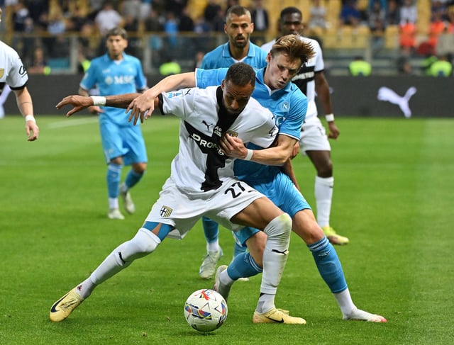 Soccer Football - Serie A - Parma v Napoli - Stadio Ennio Tardini, Parma, Italy - May 18, 2025 Parma's Hernani in action with Napoli's Scott McTominay REUTERS/Alberto Lingria