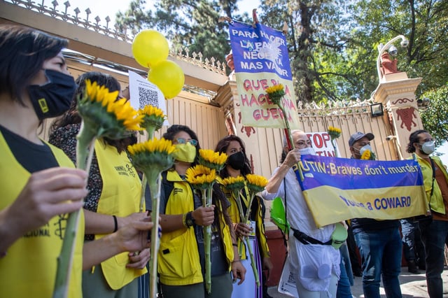 L’ONG Amnesty International a été interdite en Russie, lundi 19 mai 2025. Photo d’illustration : des activistes de l’association manifestent devant l’ambassade russe à Mexico, en mars 2022.