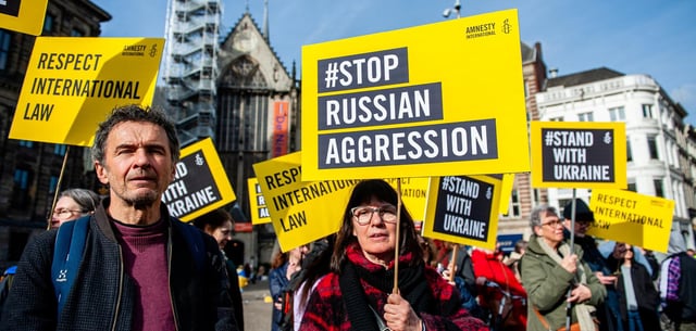 Amsterdam im Februar 2025: Demonstranten von Amnesty international halten Plakate zur Unterstützung der Ukraine hoch