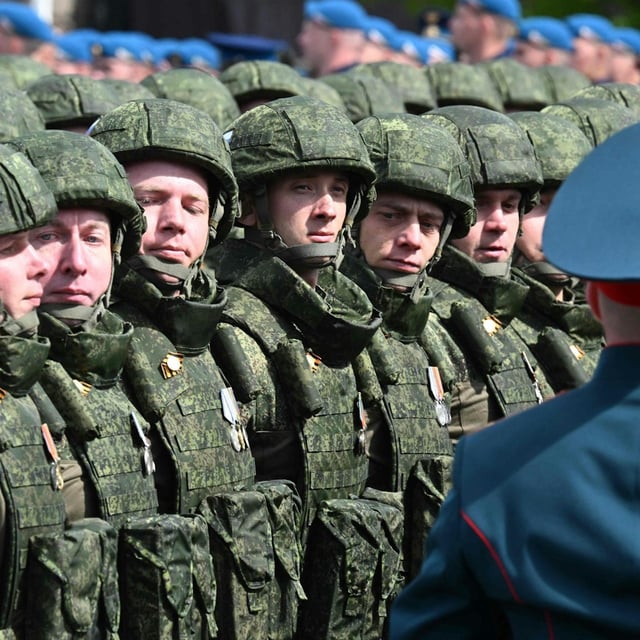 Russische Soldaten während der Militärparade zum Tag des Sieges in Moskau. Nach Ende des Ukrainekrieges könnten deutlich mehr russische Streitkräfte nach Finnland verlegt werden.