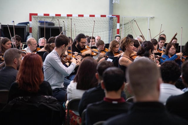 Selon une décision du Conseil d’État, lundi 19 mai 2025, le caractère « ludique » d’une activité ne peut justifier son interdiction en prison. Ici, une répétition de l’ONL, orchestre national de Lille, à la maison d’arrêt de Sequedin pour des détenus volontaires.