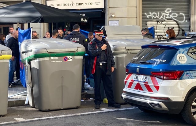 Mossos y policía forense junto al contenedor donde se hallaron los restos humanos