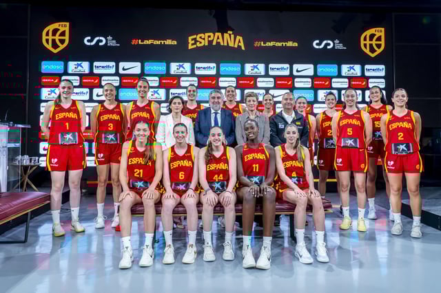 Formación de la selección femenina, con Alba Torrens (7), Helena Pueyo (21) y Noa Morro (15).