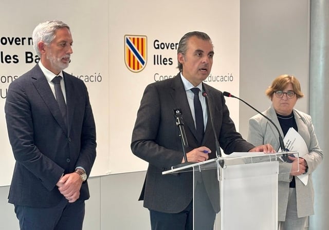 El consejero de Educación, Antoni Vera, en el centro.