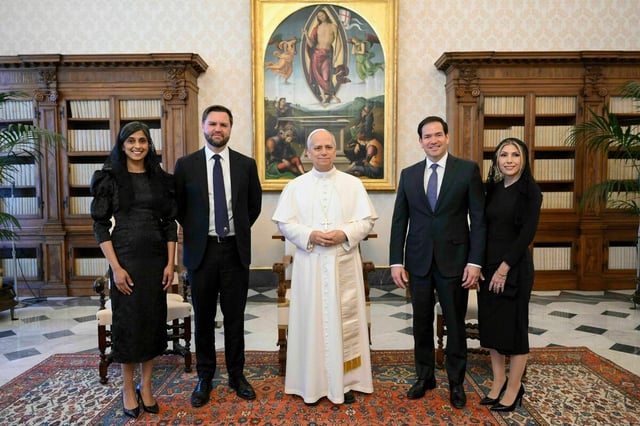 Papst Leo und JD Vance steht mit weiteren Personen für ein Gruppenbild zusammen