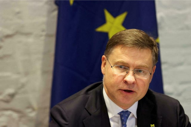 Le commissaire européen Valdis Dombrovskis invite les personnes en recherche d'un « endroit stable, sain et prévisible » à investir dans l'Union européenne.
