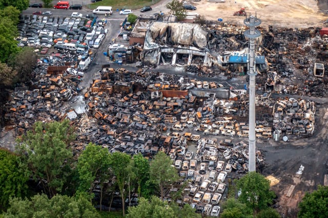 Ein Bild der Verwüstung: Der Recyclinghof in Hatten bei Oldenburg nach dem Großbrand.