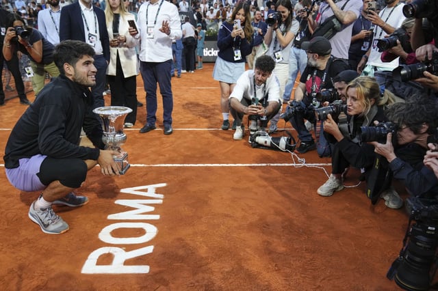 Carlos Alcaraz posa con su trofeo de campeón del Masters 1000 de Roma.