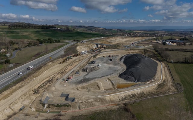 Le rapporteur public recommande la reprise du chantier de l’A69, ont annoncé lundi 19 mai les avocats des opposants. Le chantier, ici pris le 28 février 2025, est l’arrêt depuis février.